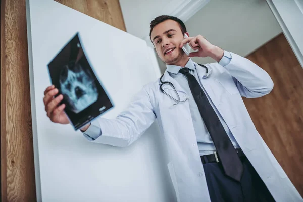 Joven médico guapo — Foto de Stock