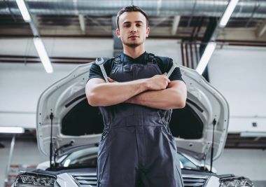 Yakışıklı otomatik hizmet mekanik