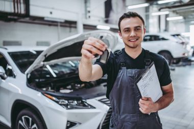 Yakışıklı otomatik hizmet mekanik