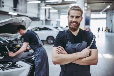 Yakışıklı otomatik hizmet mekaniği