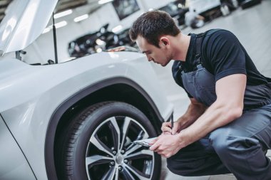 Yakışıklı otomatik hizmet mekanik