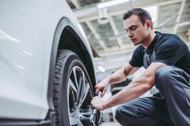 Yakışıklı otomatik hizmet mekanik