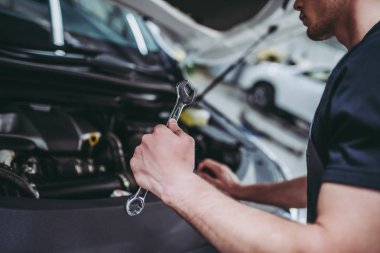 Yakışıklı otomatik hizmet mekanik