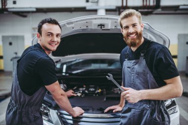 Yakışıklı otomatik hizmet mekaniği
