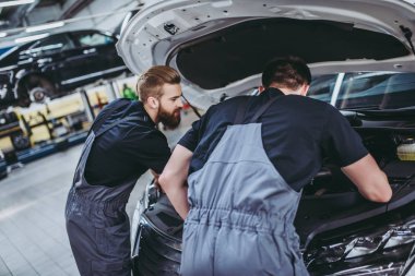 Yakışıklı otomatik hizmet mekaniği