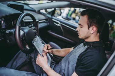 Yakışıklı otomatik hizmet mekanik