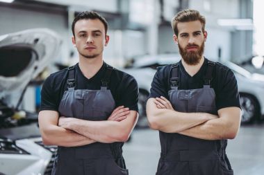 Yakışıklı otomatik hizmet mekaniği