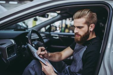 Yakışıklı otomatik hizmet mekanik