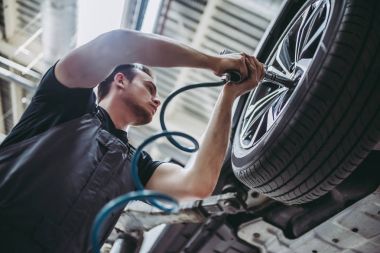 Yakışıklı otomatik hizmet mekanik