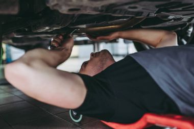 Yakışıklı otomatik hizmet mekanik