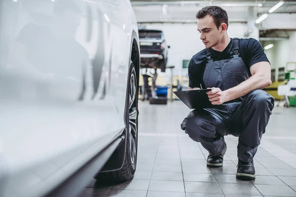 Mecánico de servicio automático guapo — Foto de Stock