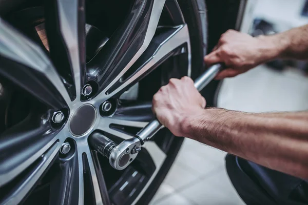 Schöner Auto-Service-Mechaniker — Stockfoto