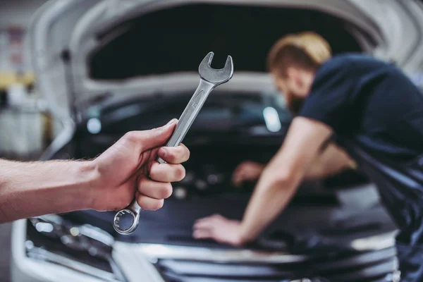 Mecánica de servicio de automóviles guapo — Foto de Stock