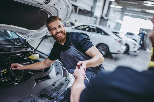 Mecánica de servicio de automóviles guapo — Foto de Stock