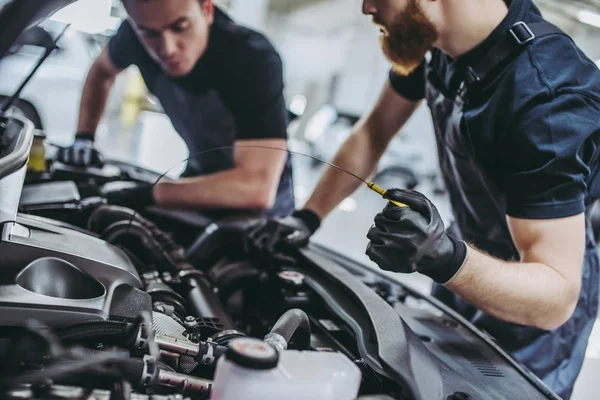 Mecánica de servicio de automóviles guapo — Foto de Stock