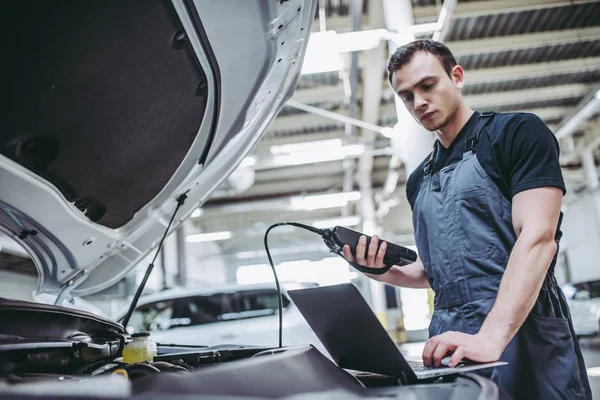 Mecánico de servicio automático guapo — Foto de Stock