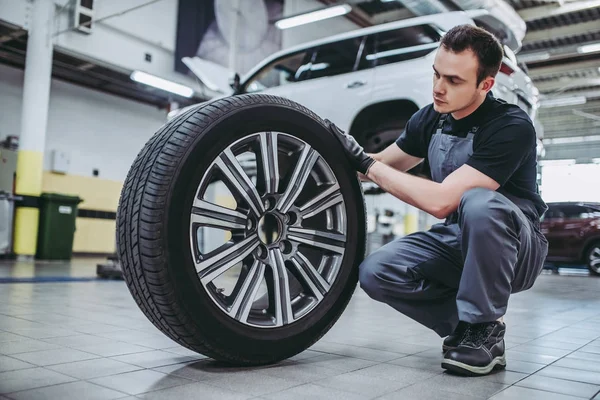 Beau mécanicien d'entretien automobile — Photo