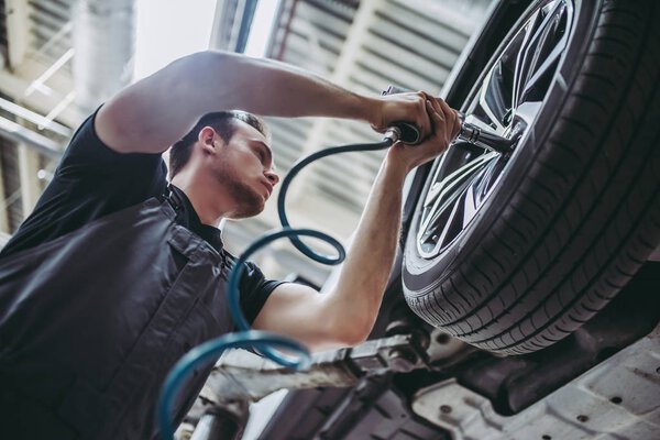 Красивый автомеханик
