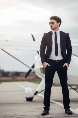 Adamın yanında uçak