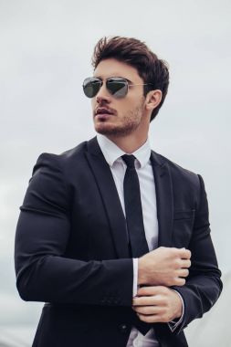 yakışıklı delikanlı 