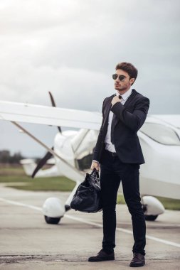 Adamın yanında uçak