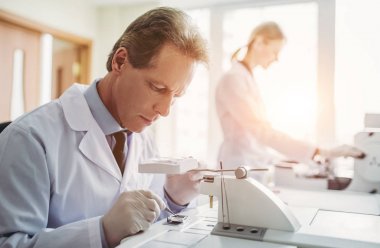 Laboratuvar bilim adamları çalışıyor