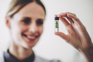 Laboratuvar bilim adamları çalışıyor