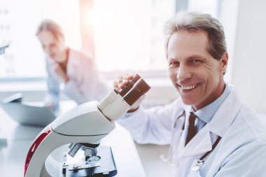 Laboratuvar bilim adamları çalışıyor