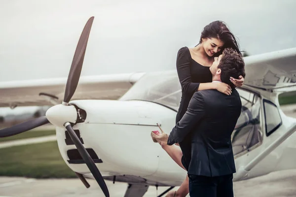 Paar in der Nähe von Flugzeug — Stockfoto
