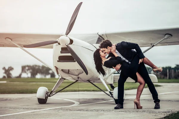 Paar in de buurt van vliegtuig — Stockfoto