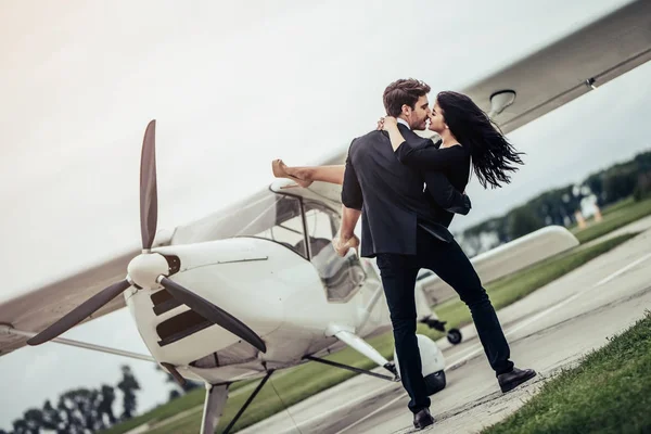 Paar in der Nähe von Flugzeug — Stockfoto
