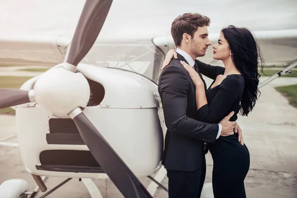 Paar in de buurt van vliegtuig — Stockfoto
