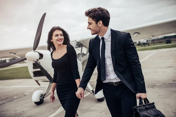 Casal perto do avião — Fotografia de Stock