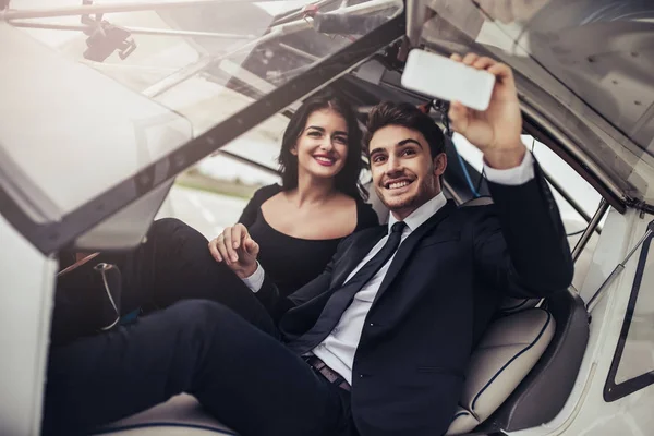 Couple in plane — Stock Photo, Image