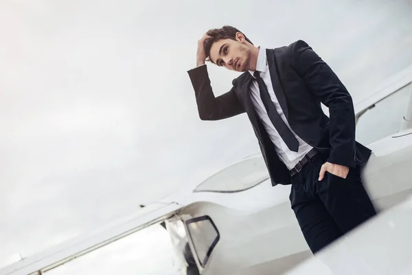 Hombre cerca de avión — Foto de Stock