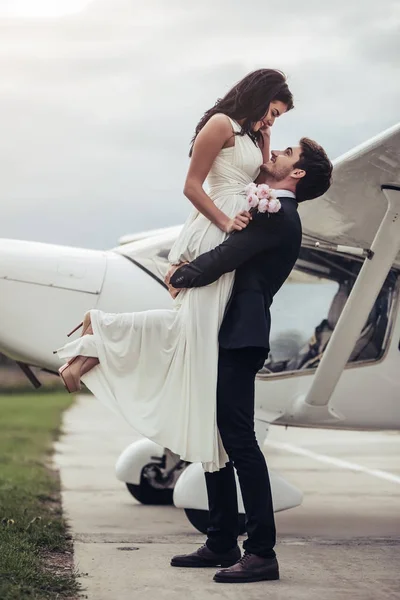 Casal perto do avião — Fotografia de Stock