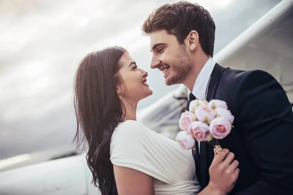 Couple near plane — Stock Photo, Image