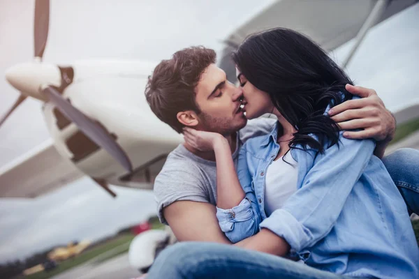Casal perto do avião — Fotografia de Stock