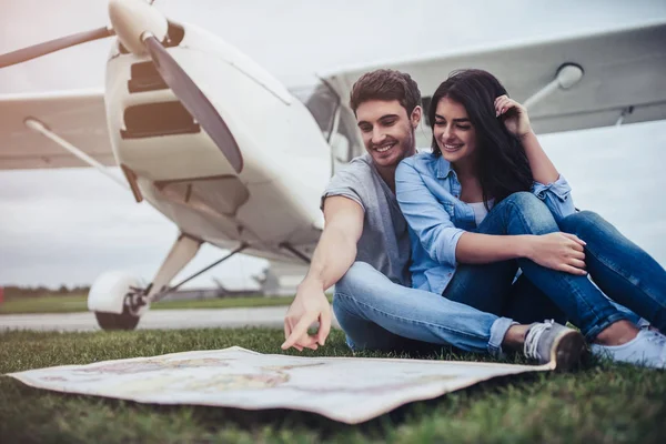 Couple near plane — Stock Photo, Image