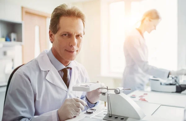 Científicos de laboratorio trabajando — Foto de Stock