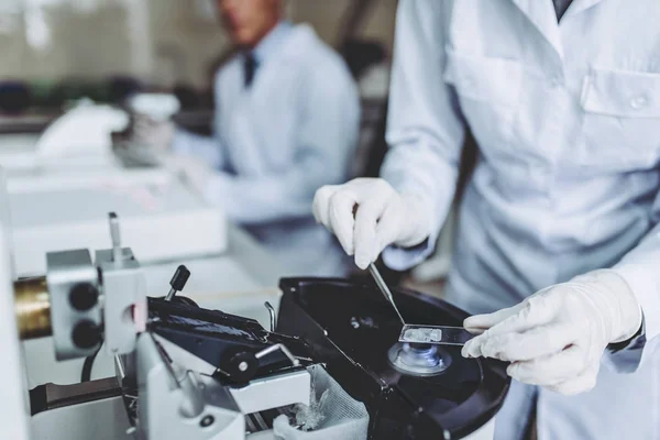 Científicos de laboratorio trabajando — Foto de Stock