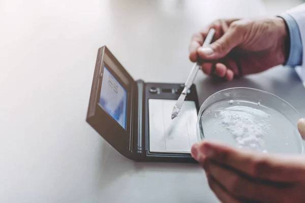 Científicos de laboratorio trabajando — Foto de Stock