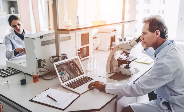 Científicos de laboratorio trabajando — Foto de Stock