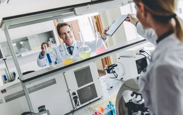 Científicos de laboratorio trabajando — Foto de Stock