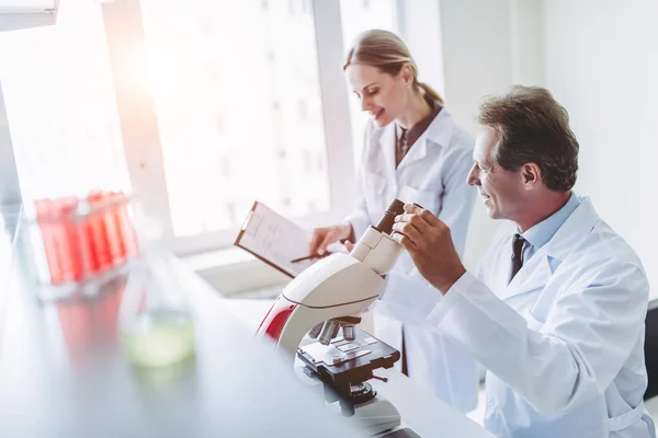 Científicos de laboratorio trabajando — Foto de Stock