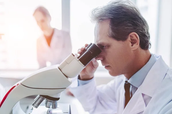 Científicos de laboratorio trabajando — Foto de Stock