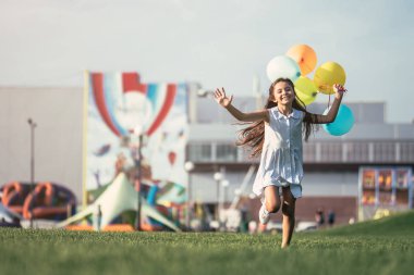 Çocuklar eğleniyor.