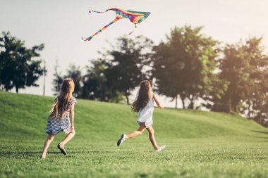 Çocuklar eğleniyor.