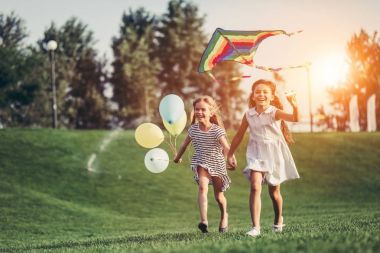 Çocuklar eğleniyor.