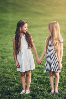 Çocuklar eğleniyor.